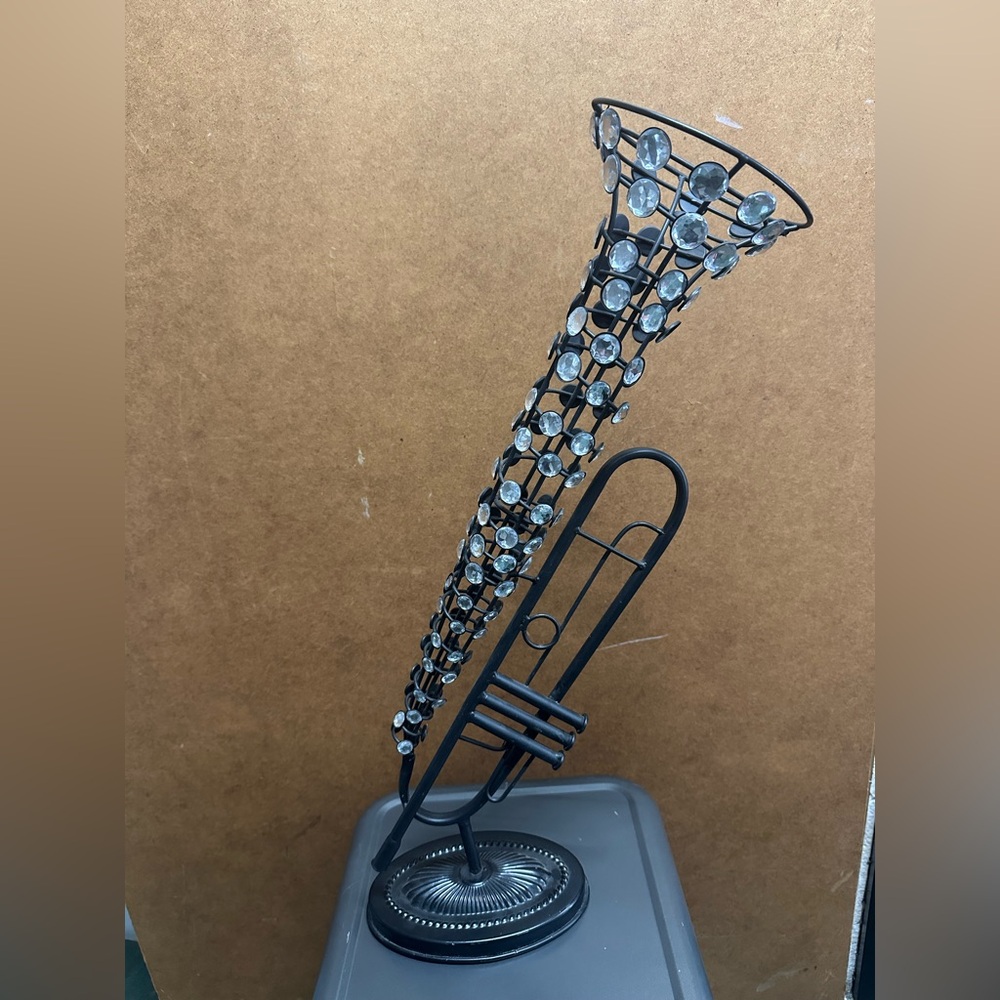 Very unique decor 🎺trumpet statue with rhinestones